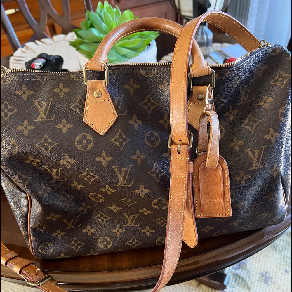 Up for sale is a Louis Vittion is excellent condition. It’s a 35 Bandoulier